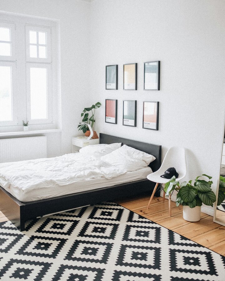 Minimalistická ložnice, která má šmrnc