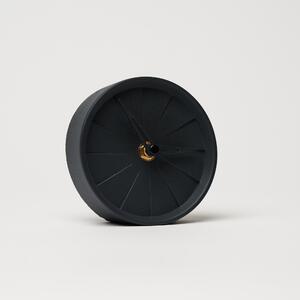 ODLITO Stolní betonové hodiny Koláč – grafit (černá) – 10,5 cm – černé ručičky