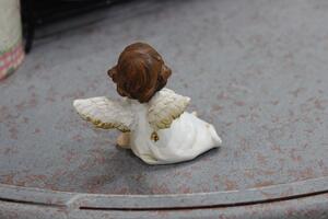 Bílá sedící soška anděla s hnědými vlasy 5cm