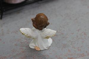 Bílá soška anděla s hnědými vlasy se srdcem 6cm