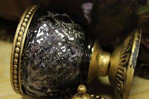 Fialový rustikální svícen v skle s kopou 13cm