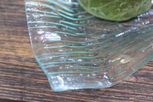 Průhledný skleněný talíř čtvercový rýhovaný 21cm