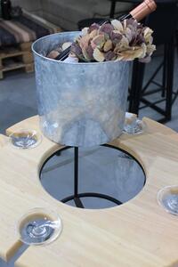 Hnědý degustační stůl s chladící nádobou na víno