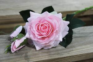 Růžová umělá růže s puky 42cm