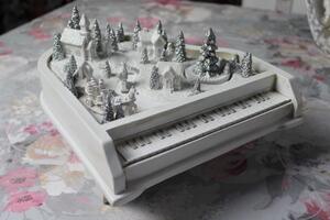 Bílá svítící vesnička na klavír 23cm