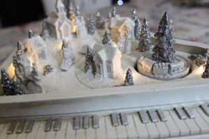 Bílá svítící vesnička na klavír 23cm