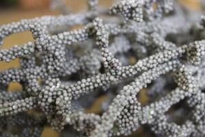 Tmavě šedá dekorační korálová větvička 35 cm