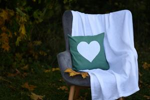 Nelly Lněný dekorativní povlak na polštář - zelený s bílým srdcem