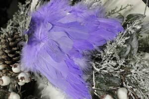 Fialová vánoční ozdoba křídla z peří 16cm