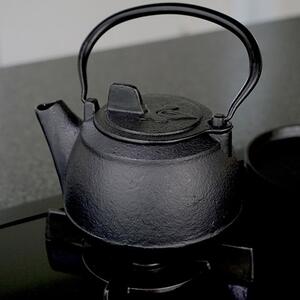 Camp Chef Litinová čajová konvice v rustikálním stylu