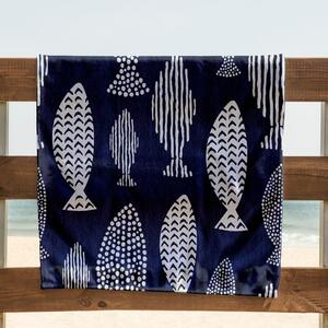 Tmavě modrá plážová osuška 90x180 cm Fish – DecoKing
