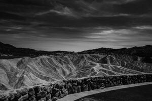 Tapeta Death Valley černobílém provedení - 150x100 cm