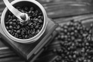Tapeta mlýnek na kávu v černobílém provedení - 300x200 cm