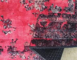 Orientální koberec v malinové barvě