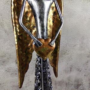 Kovový anděl s měděnými křídly držící srdce, s LED svíčkou- 39 cm