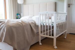Přístavná postýlka pro miminko k posteli rodičů Barva: Šedá