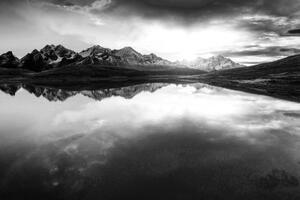 Samolepící fototapeta černobílé horské jezero - 450x300 cm