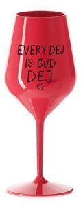EVERY DEJ IS GUD DEJ - červená nerozbitná sklenice na víno 470 ml
