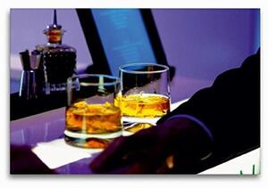 Chladivá atmosféra – Sklenice na whisky na barovém pultu
