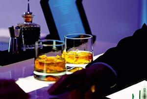 Chladivá atmosféra – Sklenice na whisky na barovém pultu