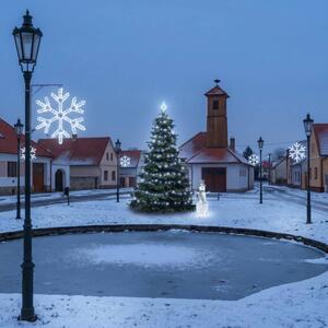 DECOLED Vianočná sada pre obce „Ľadová vločka V“, strom 3–5 m, 8× vločka V na verejné osvetlenie, 3D LED snehuliak 107 cm, ľadovo biela