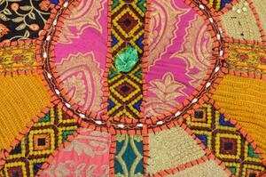 Taburet z Rajasthanu s bohatou Ari výšivkou, průměr 53cm výška 40cm patchwork (BE)
