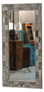 Zrcadlo v rámu z teakového dřeva zdobené starými raznicemi, 91x4x183cm (2F)
