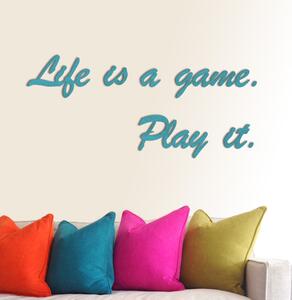 Dřevěný nápis Life is a game. Play it