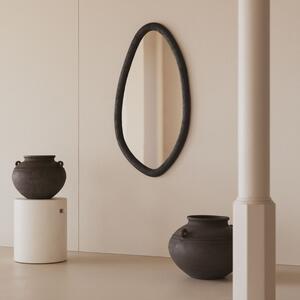 Černé dřevěné závěsné zrcadlo Kave Home Magrit 110 x 60 cm