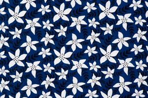 Bílé květy na modré úplet