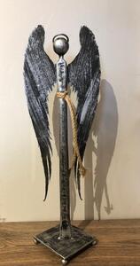 Kovaný anděl s černými křídly