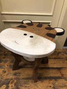 Dřevěný dětský stolek ve tvaru žirafy