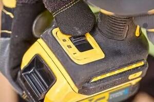 DeWalt DCF870N-XJ Rázový utahovák 1/4" 18 V 56 Nm černý, žlutý