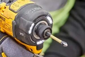 DeWalt DCF870N-XJ Rázový utahovák 1/4" 18 V 56 Nm černý, žlutý