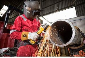 DeWalt DCK2026P2T-QW Kombinovaná sada DCD805 + DCG405, 18 V XR 2×5,0 Ah černá, žlutá
