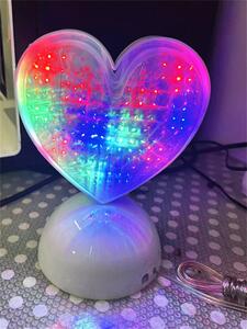 HJ Otáčivé barevné LED stolní světlo ve tvaru srdce