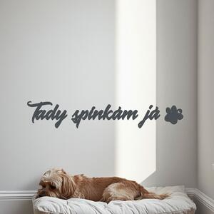 Dřevěný nápis pro Vašeho mazlíčka Tady spinkám já Zvolte barvu dekoru: Antracitová | Rozměry (cm): 40x7