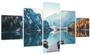 Obraz - Lodě na jezeře Braies (125x70 cm)