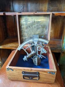 SHI SHAKTI Enterprises Mosazný sextant v krabičce XXL Kelvin and Hughes London 1917