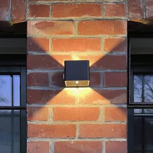 Nabíjecí venkovní nástěnná lampa LED Iseo, černá, šířka 10 cm, senzor