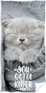 Dětská plážová osuška s motivem roztomilého šedého koťátka v kapse. Potěší všechny milovníky koček. Rozměr osušky je 70x140 cm