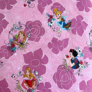 Dětské bavlněné povlečení s obrázkem krásných pohádkových princezen na růžové podkladu. Rozměr povlečení je 140x200, 70x90 cm