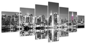 Obraz - New York a fialový mrakodrap (210x100 cm)