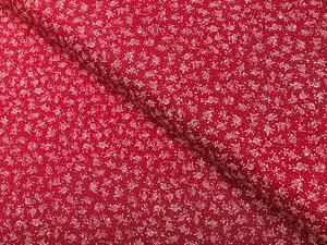 Biante Bavlněný povlak na polštář Sandra SA-360 Drobné kvítí na červeném 35 x 45 cm