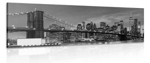 Obraz očarující most v Brooklynu v černobílém provedení - 150x50 cm