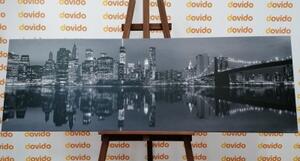 Obraz odraz Manhattanu ve vodě v černobílém provedení - 120x40 cm