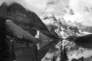 Obraz nádherná horská krajina v černobílém provedení - 60x40 cm