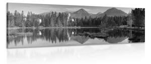 Obraz nádherné panorama hor u jezera v černobílém provedení - 150x50 cm