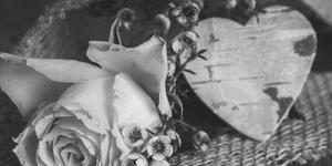 Obraz růže a srdíčko ve vintage černobílém provedení - 100x50 cm