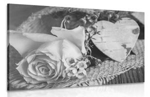 Obraz růže a srdíčko v jutě v černobílém provedení - 120x80 cm